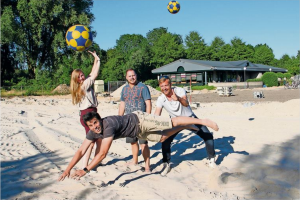 Josje Niesink en Elvis Jacqx van Duko en Corjan Castelein en Reinier Jansen (voor) van Livo